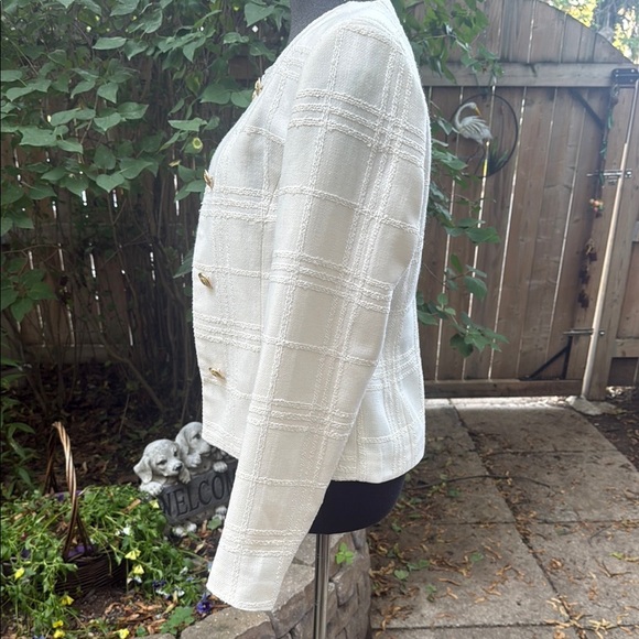 Suzy Shier White Blazer with Gold Buttons - Picture 5 of 8